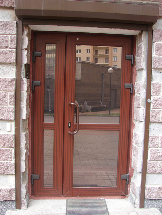 Установка ПВХ двери в офис на Приморском